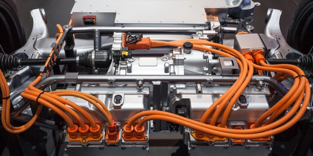 Conjunto de tração elétrica com módulos e cabos de potência
