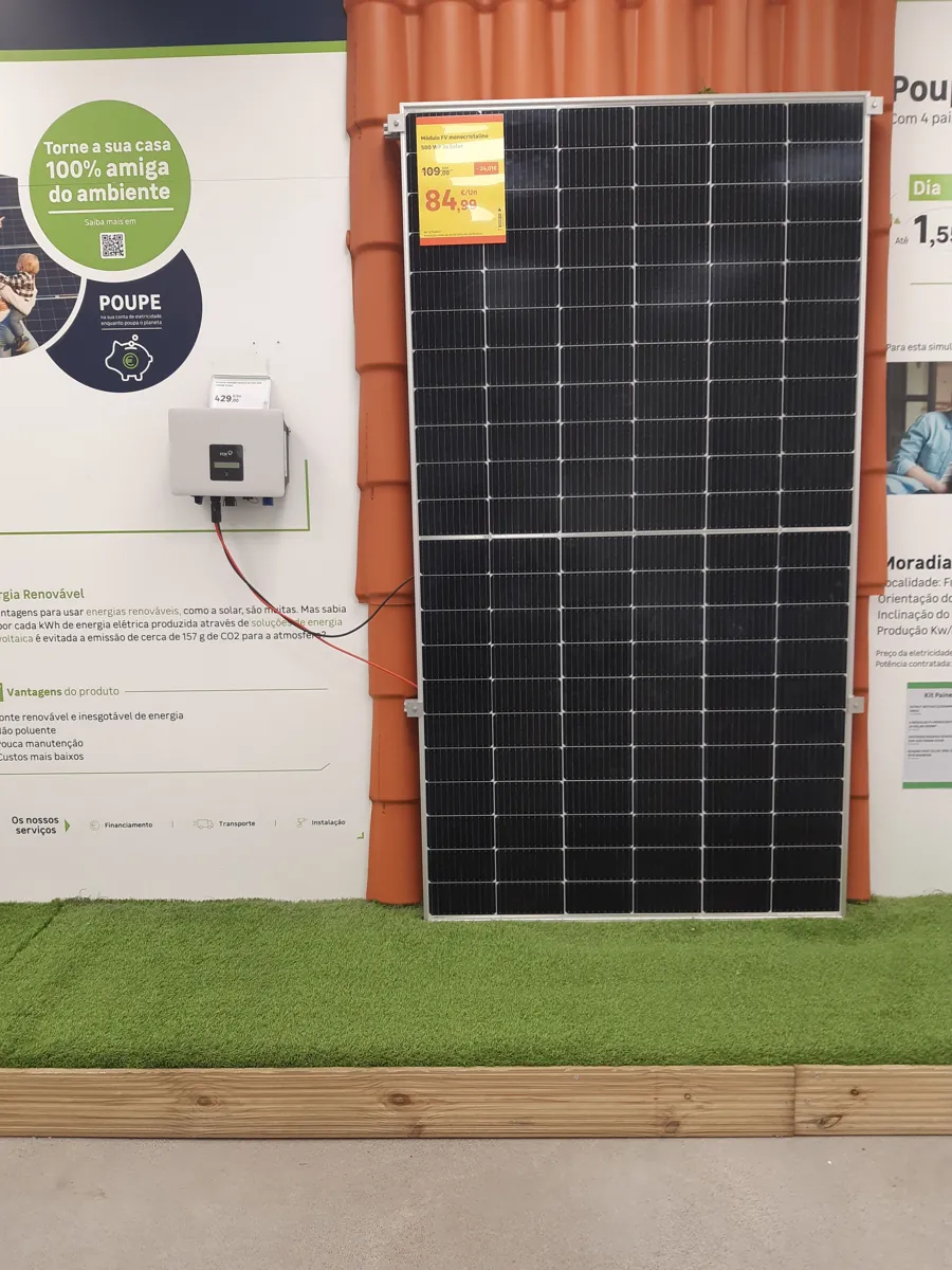 Inversor solar monofásico instalado ao lado de um módulo fotovoltaico