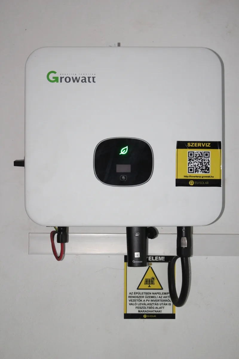 Inversor solar Growatt MOD instalado na parede com cabos de corrente contínua