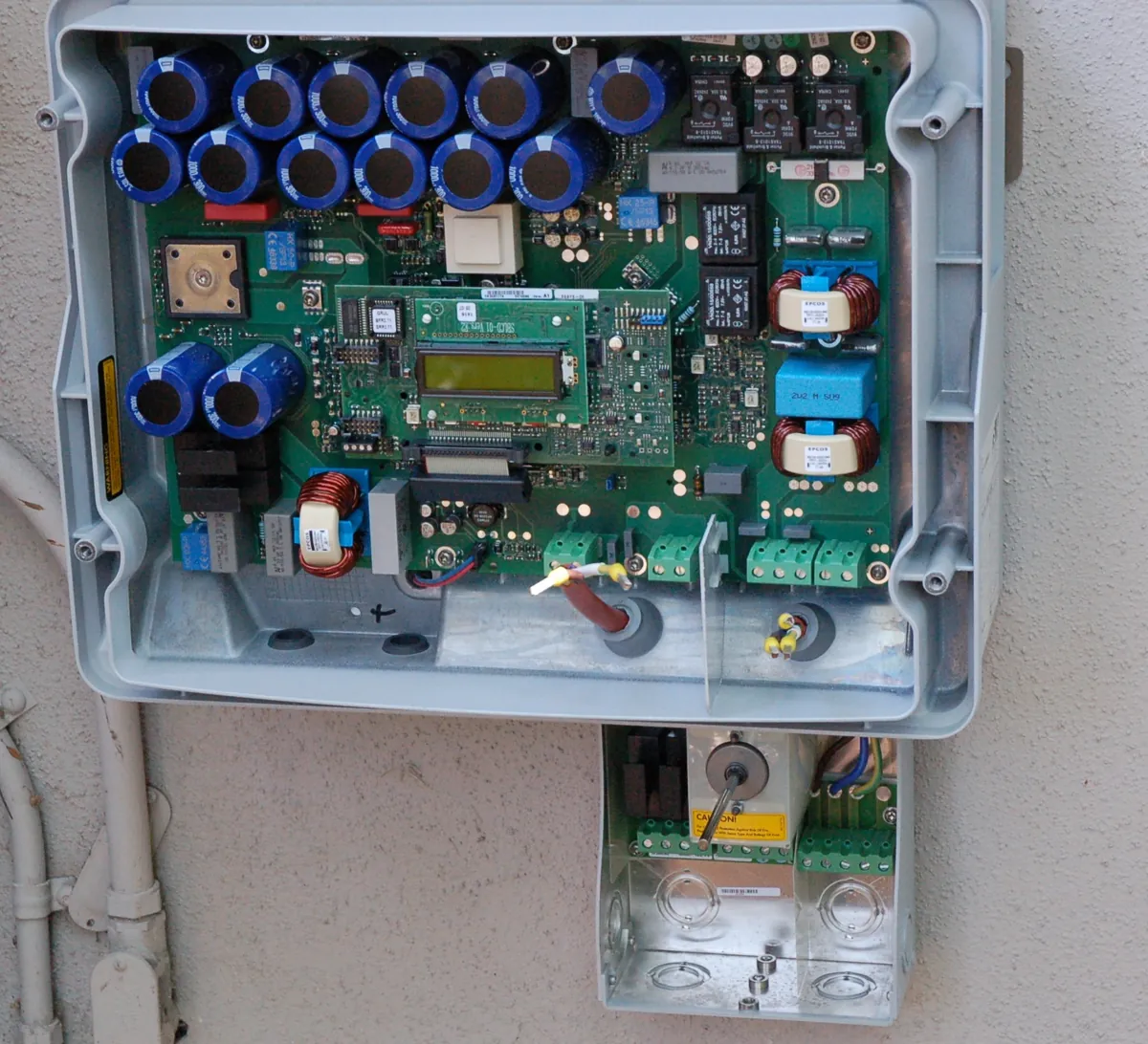 Inversor solar SMA Sunny Boy aberto mostrando capacitores, indutores e placa de controle