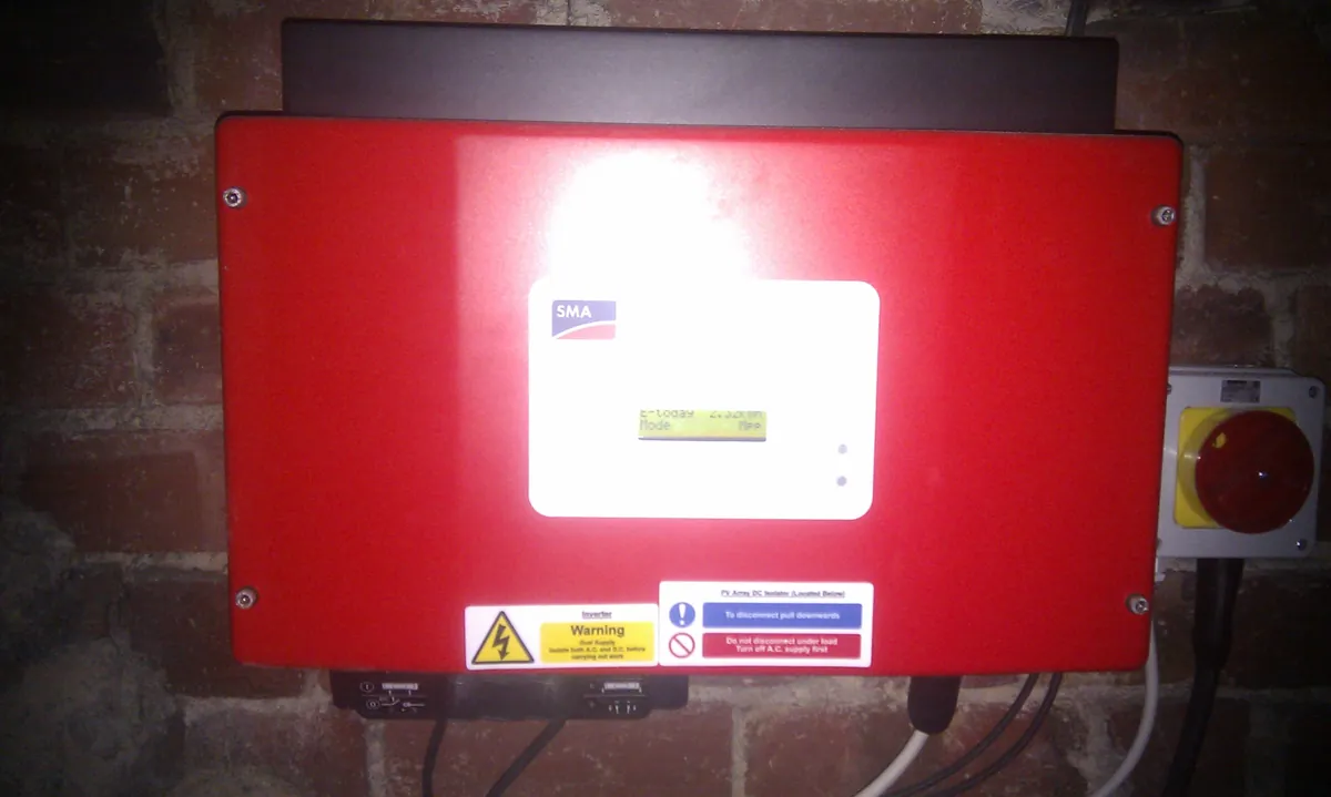 Inversor solar SMA Sunny Boy instalado em ambiente fechado ao lado de uma chave seccionadora